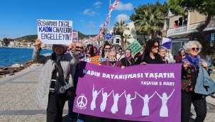 Foça Barış Kadınları Renklerle Yürüdü