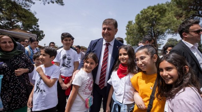 Başkan Tugay Kültürpark'ta çocuklarla bir araya geldi