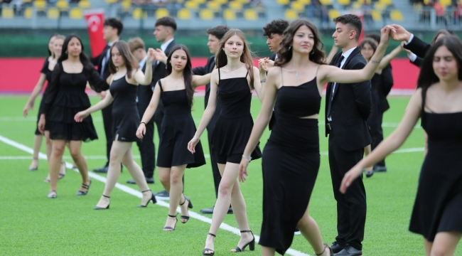 Aliağa'da Coşkulu 19 Mayıs Kutlaması