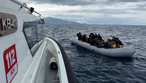 Sürüklenen lastik bottaki 22'si çocuk 47 göçmen kurtarıldı