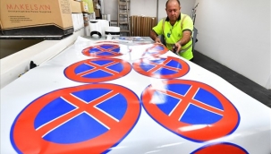 İzmir Büyükşehir Belediyesi yılda 15 bin trafik levhası monte ediyor