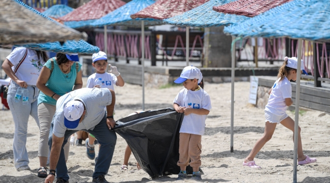 Mavi bayraklı plajda dalgıç destekli temizlik