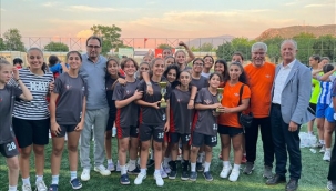 İzmir'in futbolcu kızları geleceğe umut oldu