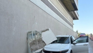 İzmir Optimum AVM'nin tavan kalıbı otomobilin üzerine düştü, faciadan dönüldü