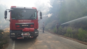 Urla'da çıkan yangına müdahale sürüyor
