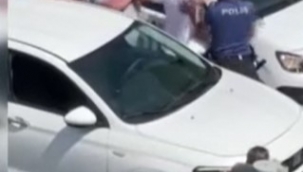 Ekip aracının aynasını kırdı, polise yumruk attı
