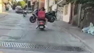 İzmir'de ilginç görüntü: Motosiklet üstünde motosiklet taşıdılar