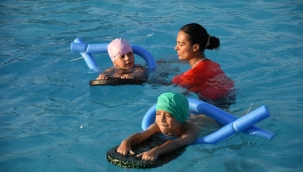 Karabağlar Belediyesi'nden çocuklara yüzme eğitimi