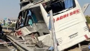  Otobüs Köprüye Çarptı, Çok Sayıda Can Kaybı