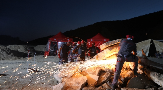 Seferihisar Belediyesi'nden gerçeği aratmayan deprem tatbikat
