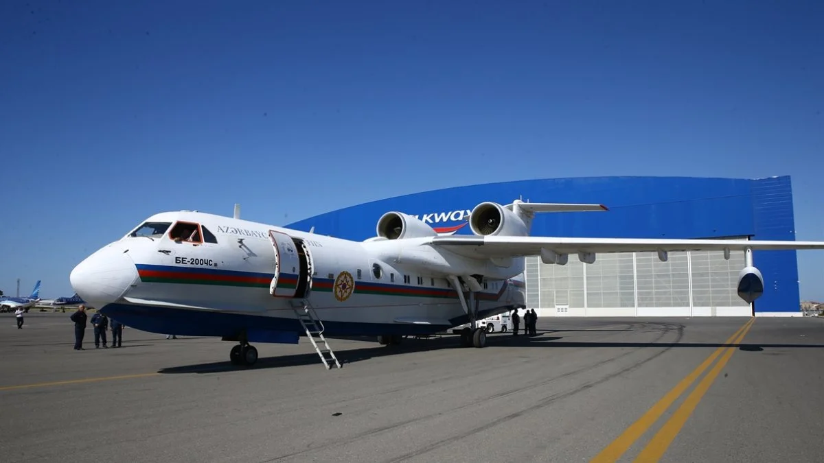 Azerbaycan'ın gönderdiği amfibi uçağı İzmir'deki yangına müdahale etti