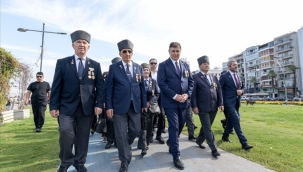 Başkan Tugay babasının madalyalarıyla kahramanların gününe katıldı