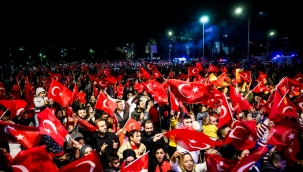 Aliağalılar Cumhuriyet Bayramı'nı Cumhuriyet Meydanı'nda Kutladı