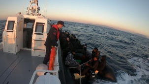 İzmir açıklarında 57 göçmen ve 4 kaçakçı yakalandı; sürüklenen 41 göçmen kurtarıldı