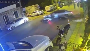 İzmir'de motosiklet otomobile ok gibi saplandı: 1 ölü, 1 yaralı 