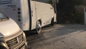 İzmir'de servis minibüsüyle otomobil kafa kafaya çarpıştı: 1 yaralı