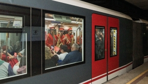 İzmir Metrosu'nda 29 Ekim kutlaması