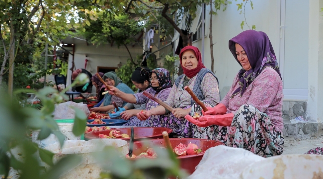Aliağa'nın Doğal Çıtak Nar Ekşisi'nin Sofralara Uzanan Öyküsü