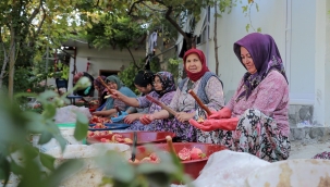 Aliağa'nın Doğal Çıtak Nar Ekşisi'nin Sofralara Uzanan Öyküsü