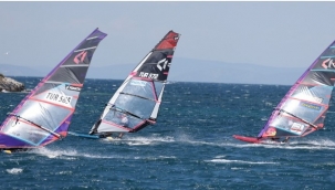 Foçada Yelken Heyecanı Funboard Slalomla Sürüyor