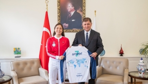 İlklere imza atan İzmirli yüzücü Başkan Tugay'la buluştu