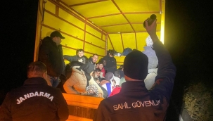 İzmir'de kamyonet kasasında 40 kaçak göçmen ve 1 organizatör yakalandı