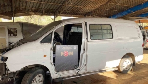 İzmir'de oto tamir servisine motor şasesi operasyonu