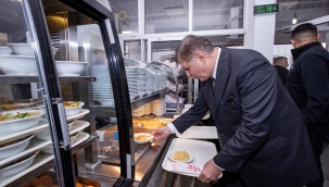 Başkan Tugay kurdeleyi kesti, tanzim satış mağazalarının müjdesini verdi