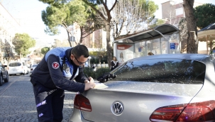 Bergama'da Zabıta Ekiplerinden Park Yasağı Denetimi
