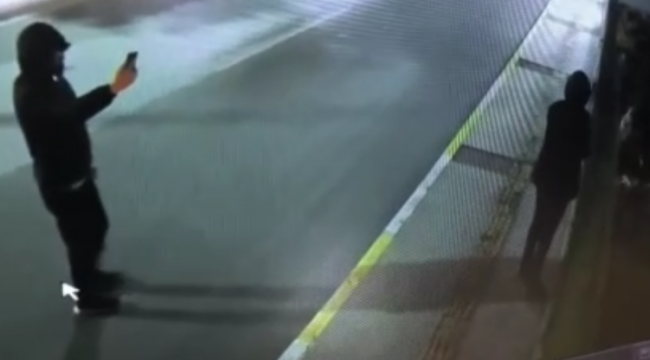 Biri kurşunladı diğeri video çekti