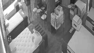 Evi sanıp mağazanın camını kırdı, yatakta polisler uyandırdı: "Neden geldiniz"