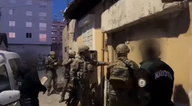 İzmir'de 6 ay takip edilen uyuşturucu tacirlerinin adreslerine şok baskın