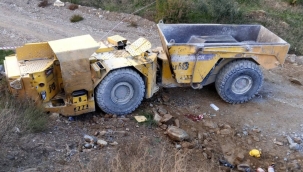 İzmir'de iş makinesi şarampole devrildi: Genç madenci hayatını kaybetti