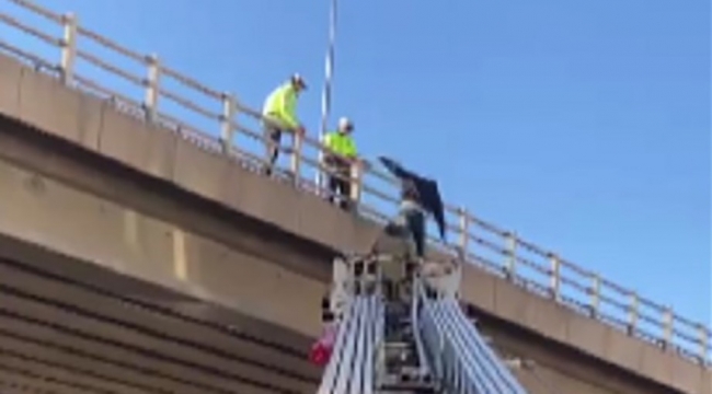 İzmir'de korku dolu anlar: Köprüden aşağı atladı