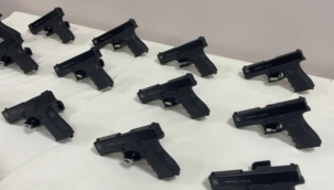 İzmir polisi şüphelinin 'zula ev' oyununu bozdu: 26 tabanca ele geçirildi 