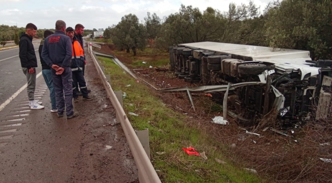 Yabancı Plakalı Tır Ters Şeride Çıkıp Hendeğe Yuvarlandı