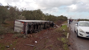 Yabancı Plakalı Tır Ters Şeride Çıkıp Hendeğe Yuvarlandı