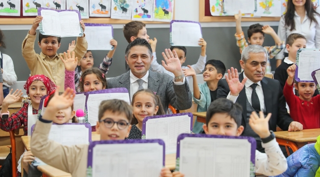  Aliağa'da Öğrencilerin Karne Heyecanı