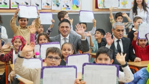  Aliağa'da Öğrencilerin Karne Heyecanı