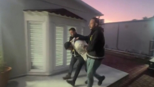 Evlerin penceresinden uygunsuz hareketler yapan sapık komşu gözaltında