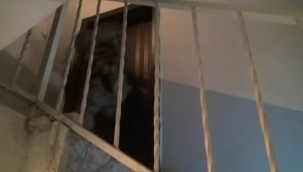 İzmir'de PKK operasyonunda şüphelinin açmadığı kapı koçbaşıyla kırıldı