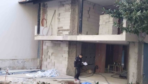 İzmir'de tamir için çıktığı çatıdan düşen kişi öldü