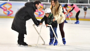 İzmir'in buz pisti yarıyıl tatilinde doldu taştı