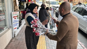 Ak Parti Aliağa İlçe Başkanlığı, 8 Mart Dünya Kadınlar Günü'nü Çiçek Dağıtarak Kutladı