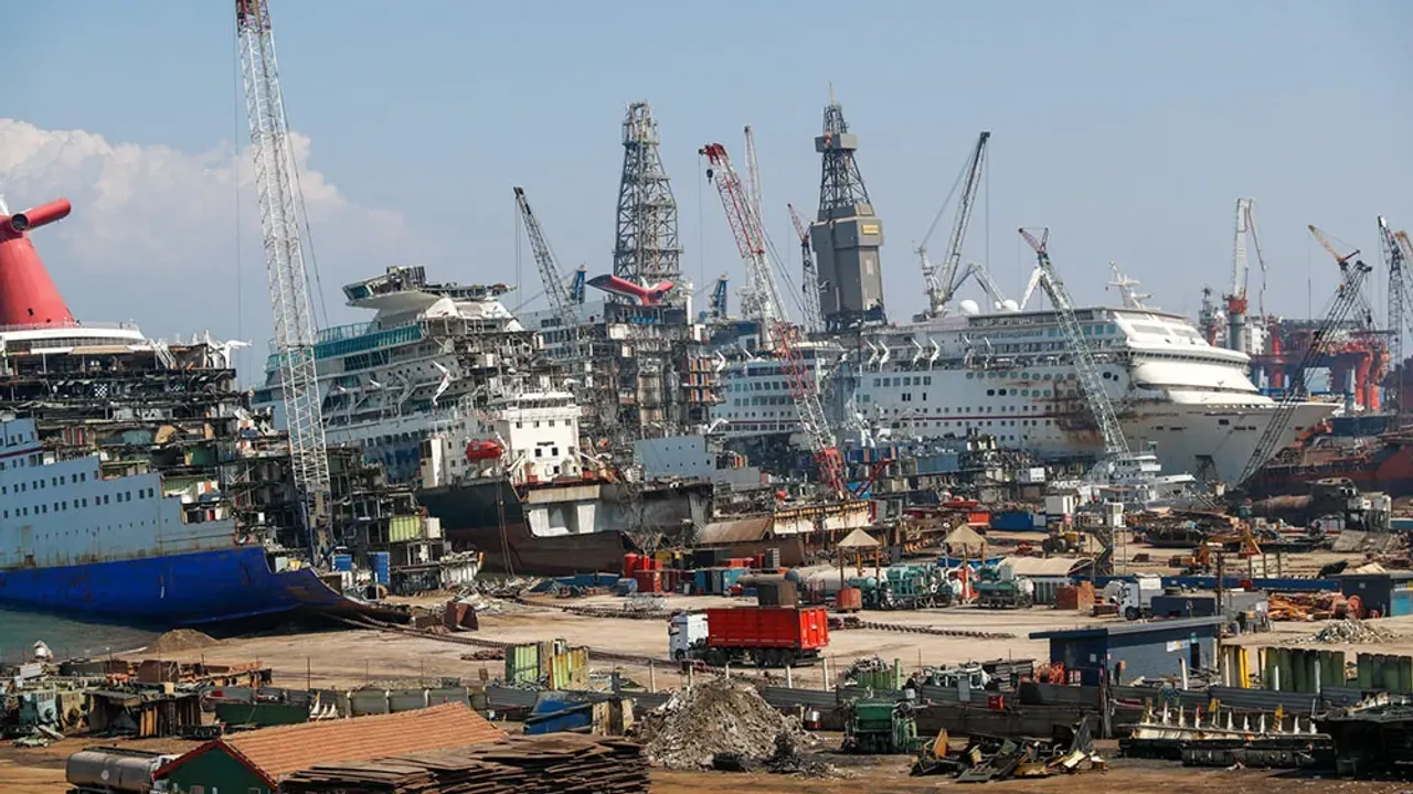 Aliağa Belediyesi, Gemi Söküm Bölgesini Devraldı