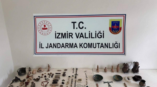 Aliağa, da Tarihi eserleri jandarmaya yakalandı