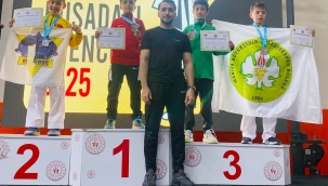 Aliağalı karateciler Kuşadası'ndan 5 madalya ile döndü