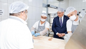 Başkan Tugay aşevinde yemek hazırlığına katıldı