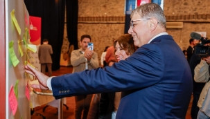 Başkan Tugay'dan gençlere: Kendinize inanmak zorundasınız