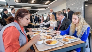 Başkan Tugay emekçi kadınlarla buluştu